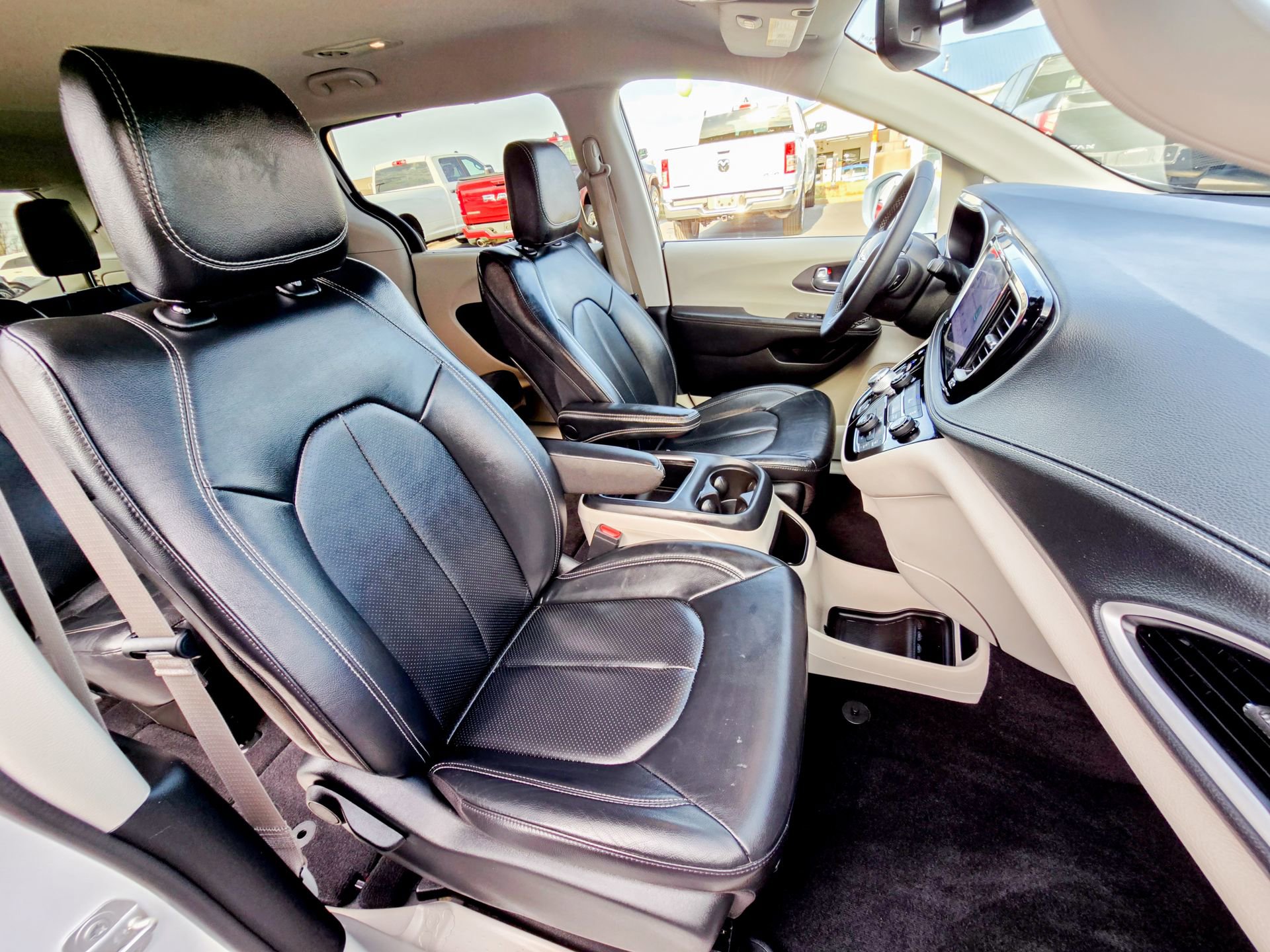 Used 2022 Chrysler Pacifica Touring-L image 33