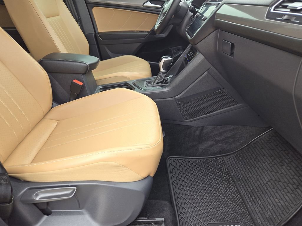 Used 2022 Volkswagen Tiguan SE w/ Panoramic Sunroof Package FWD image 15