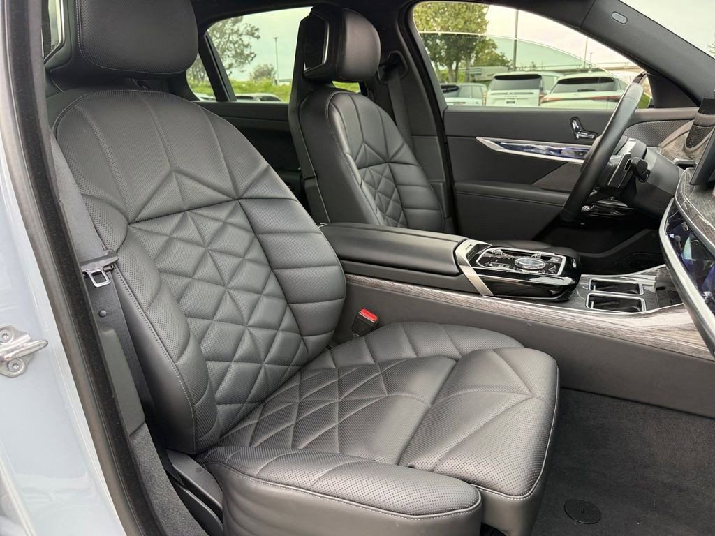 Used 2023 BMW 740i image 28