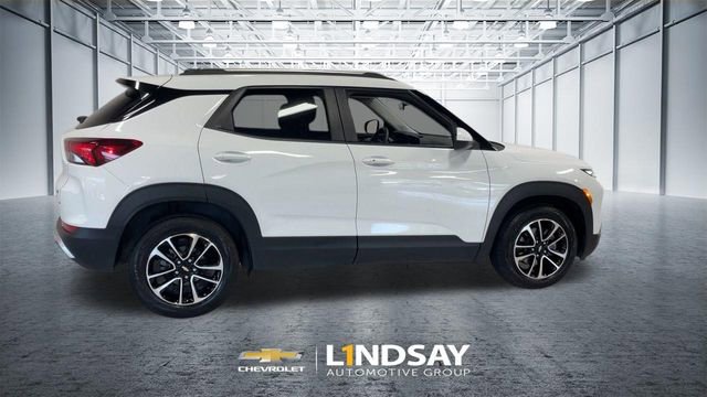 Used 2025 Chevrolet TrailBlazer LT FWD image 2