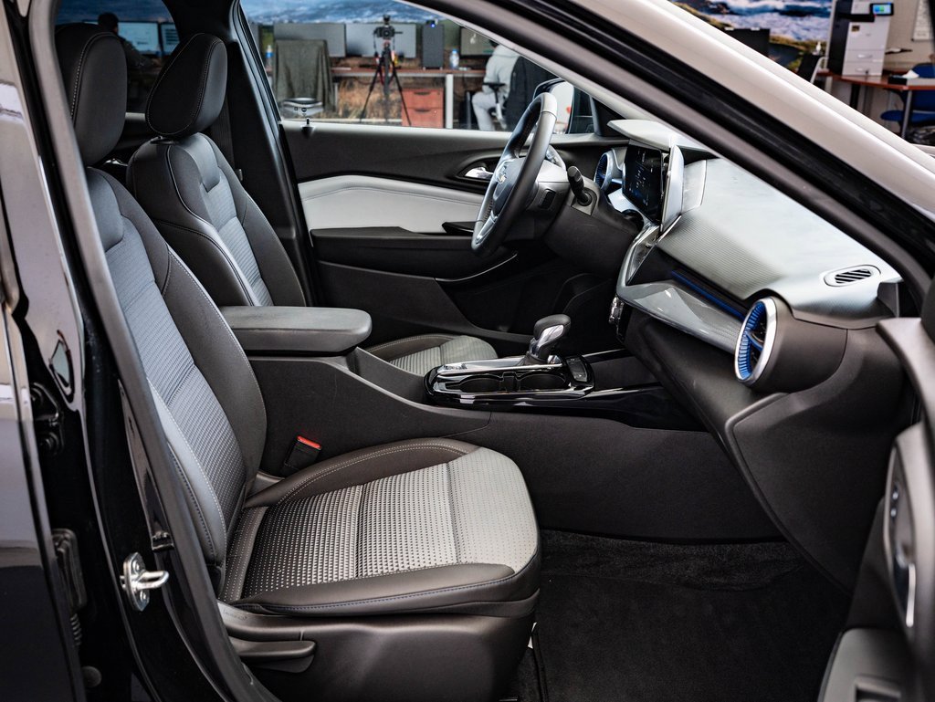 Used 2024 Chevrolet Trax LT w/ Driver Confidence Package image 19