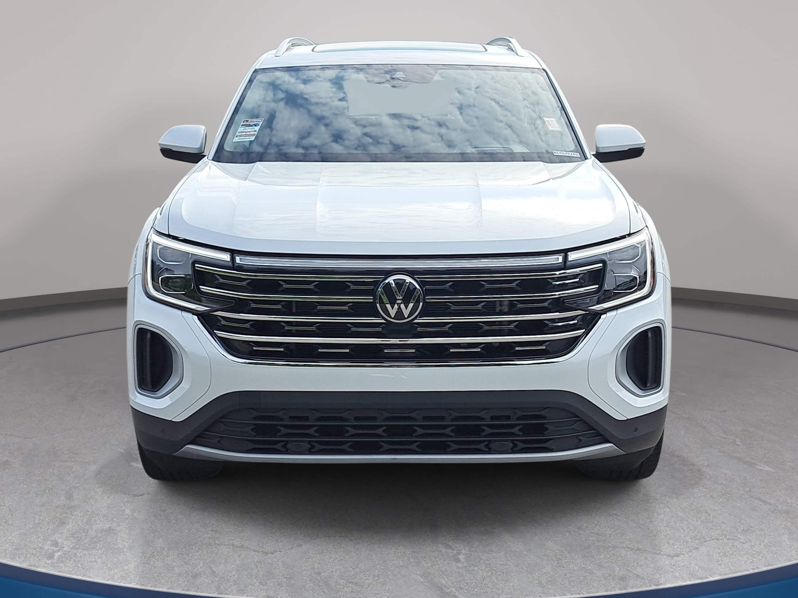 Used 2024 Volkswagen Atlas SEL AWD/4WD image 2