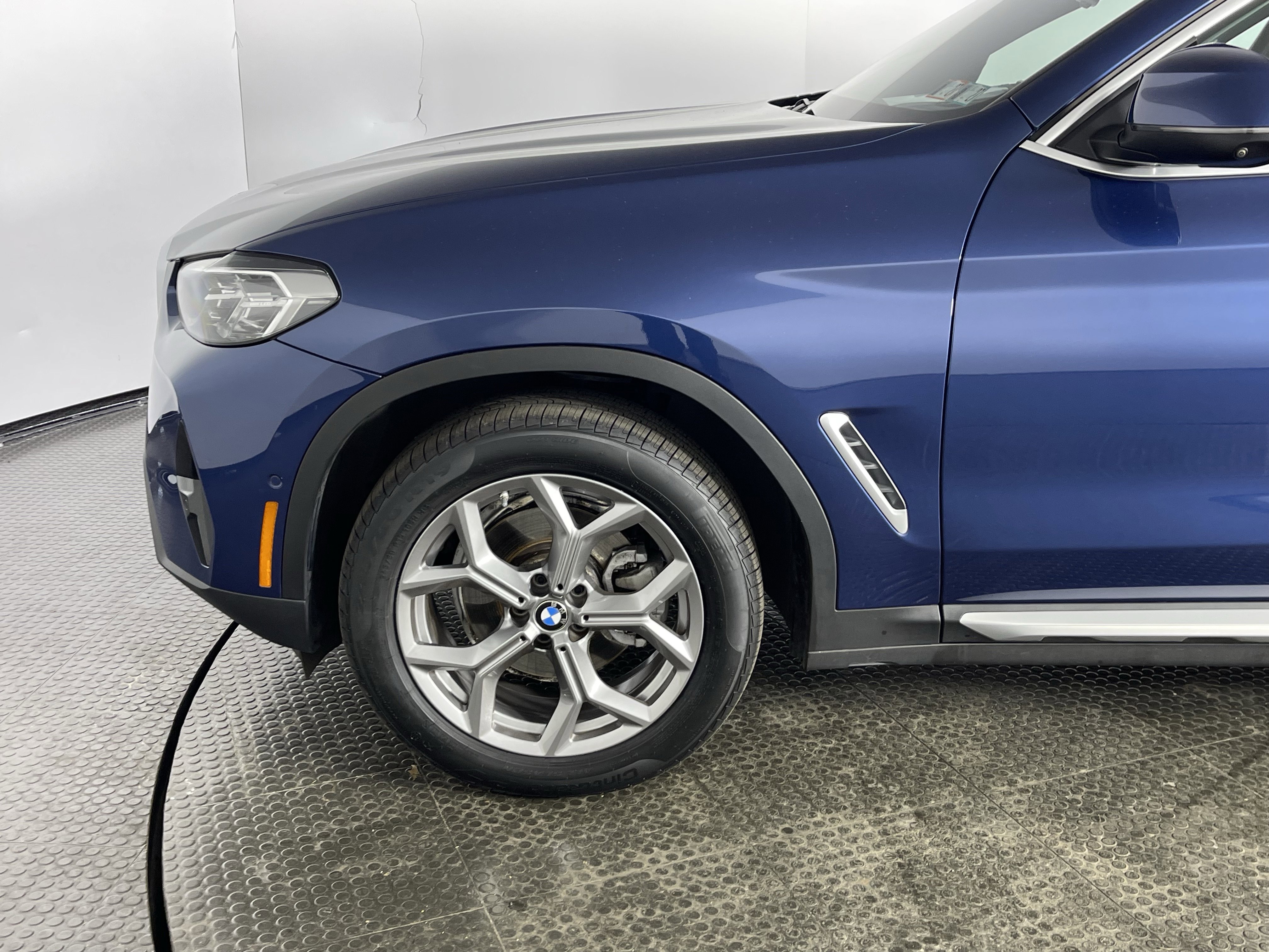 Certified 2025 BMW X4 xDrive30i image 4