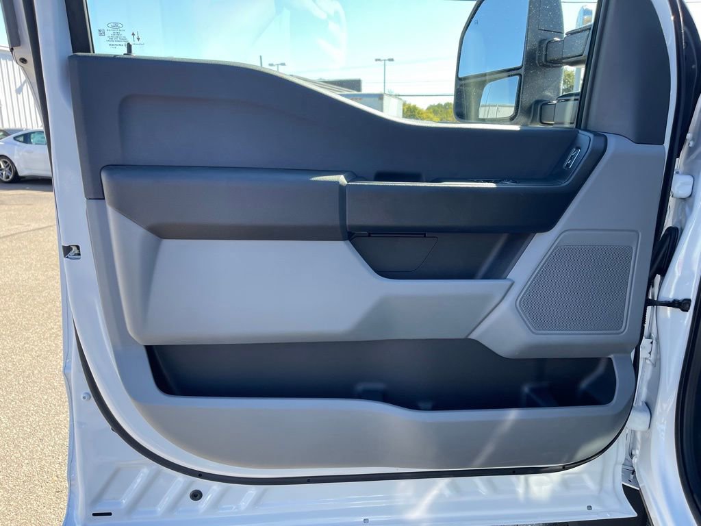 New 2025 Ford F550 4x4 Regular Cab Super Duty image 15