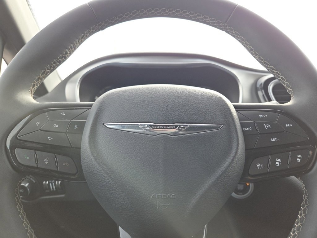 Used 2023 Chrysler Pacifica Limited w/ Uconnect Theater Family Group image 35