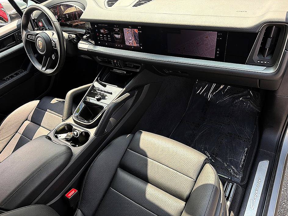 Used 2025 Porsche Cayenne AWD/4WD image 25