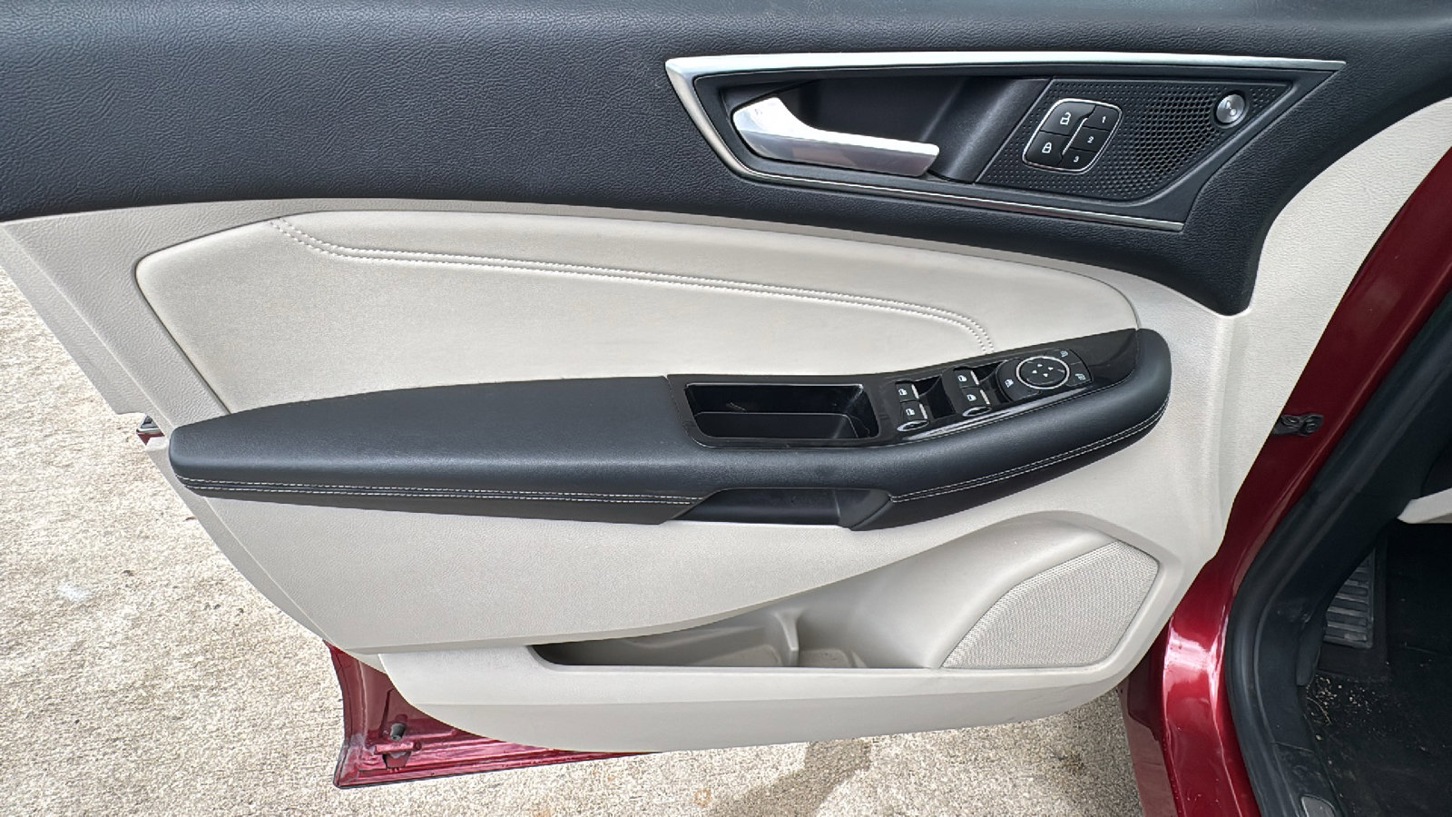 Used 2019 Ford Edge Titanium w/ Equipment Group 301A FWD image 12