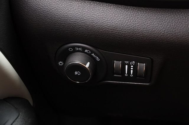Used 2025 Jeep Compass Limited AWD/4WD image 19