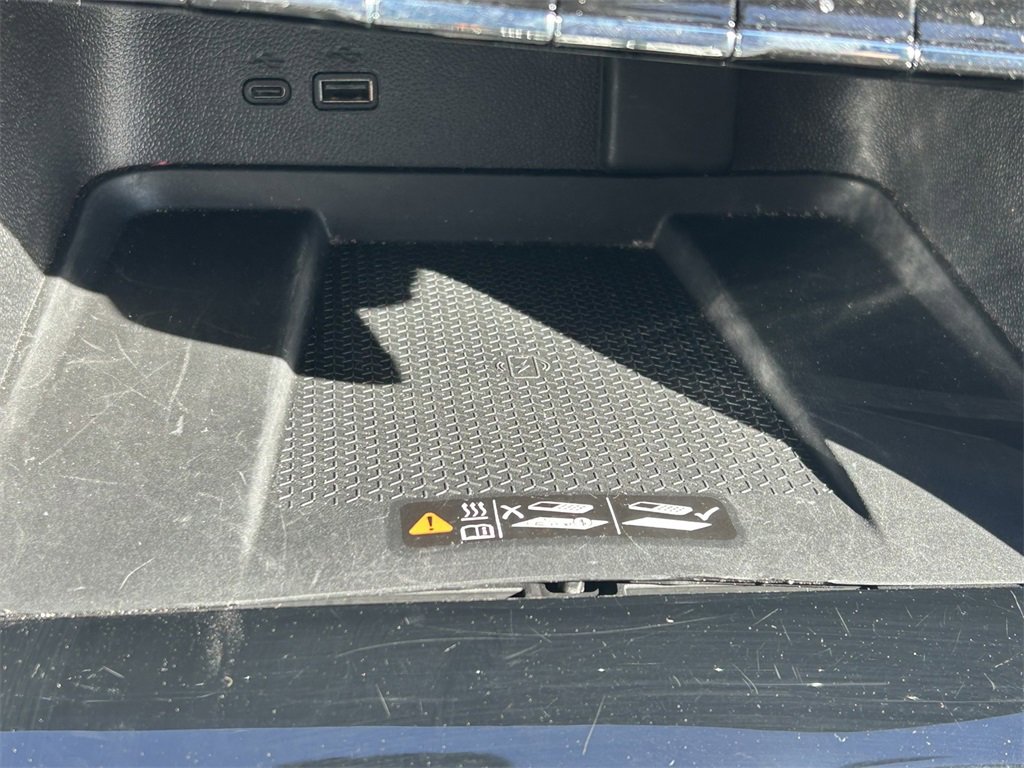 Used 2025 Chevrolet Traverse LT image 32