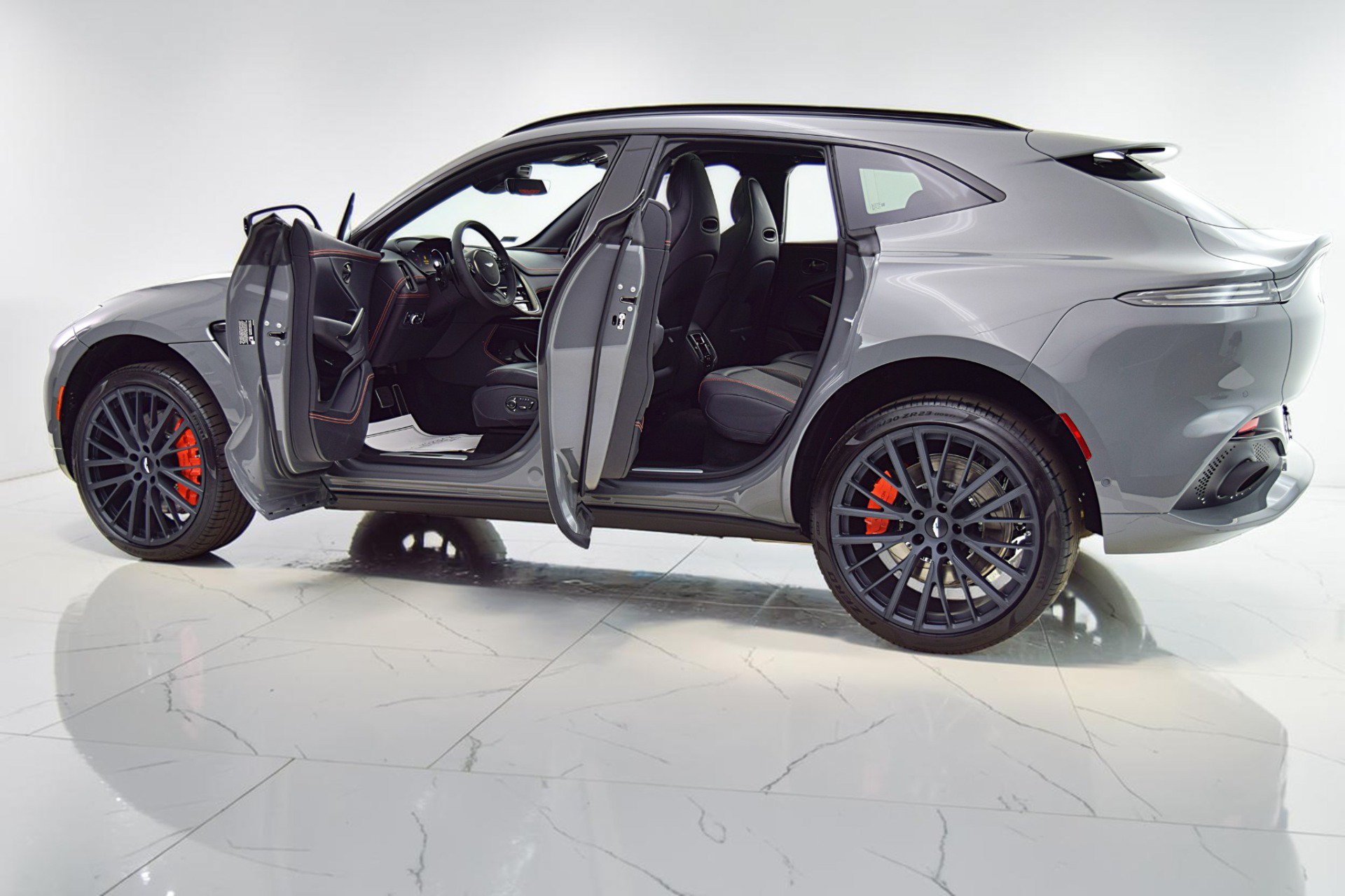 Used 2023 Aston Martin DBX AWD/4WD image 5