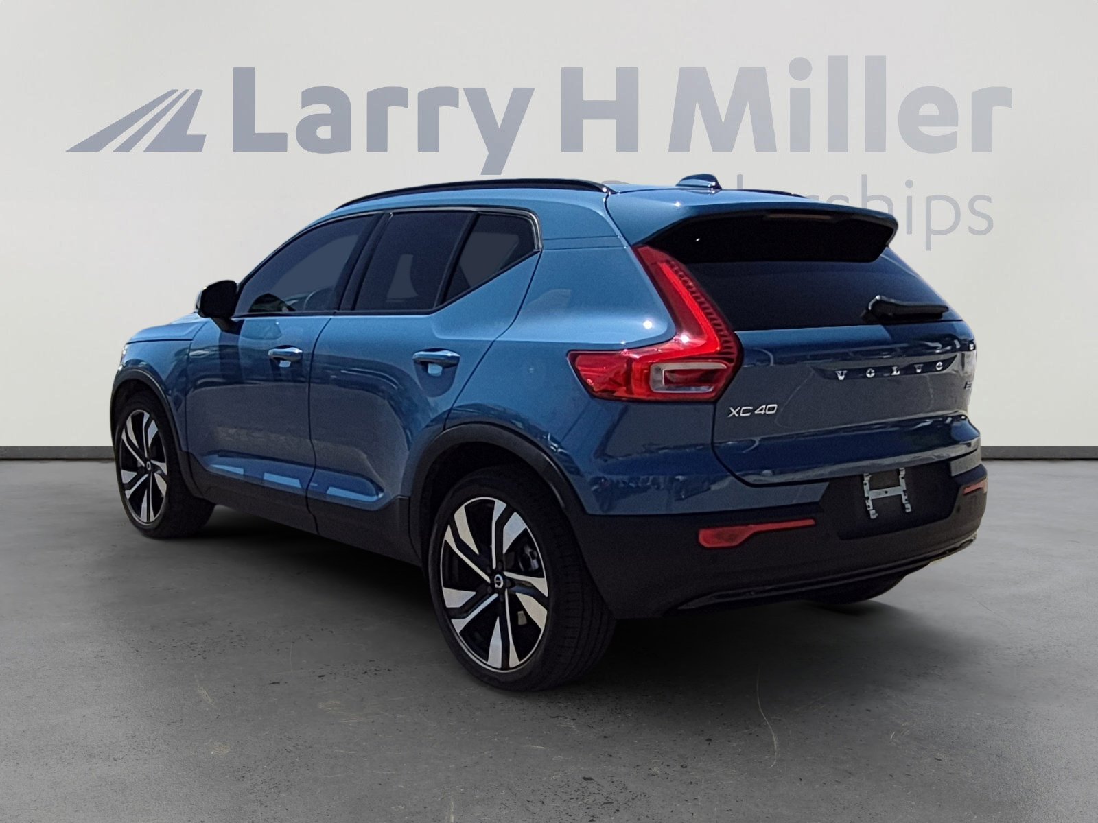 Used 2023 Volvo XC40 B5 Ultimate w/ Climate Package AWD/4WD image 3