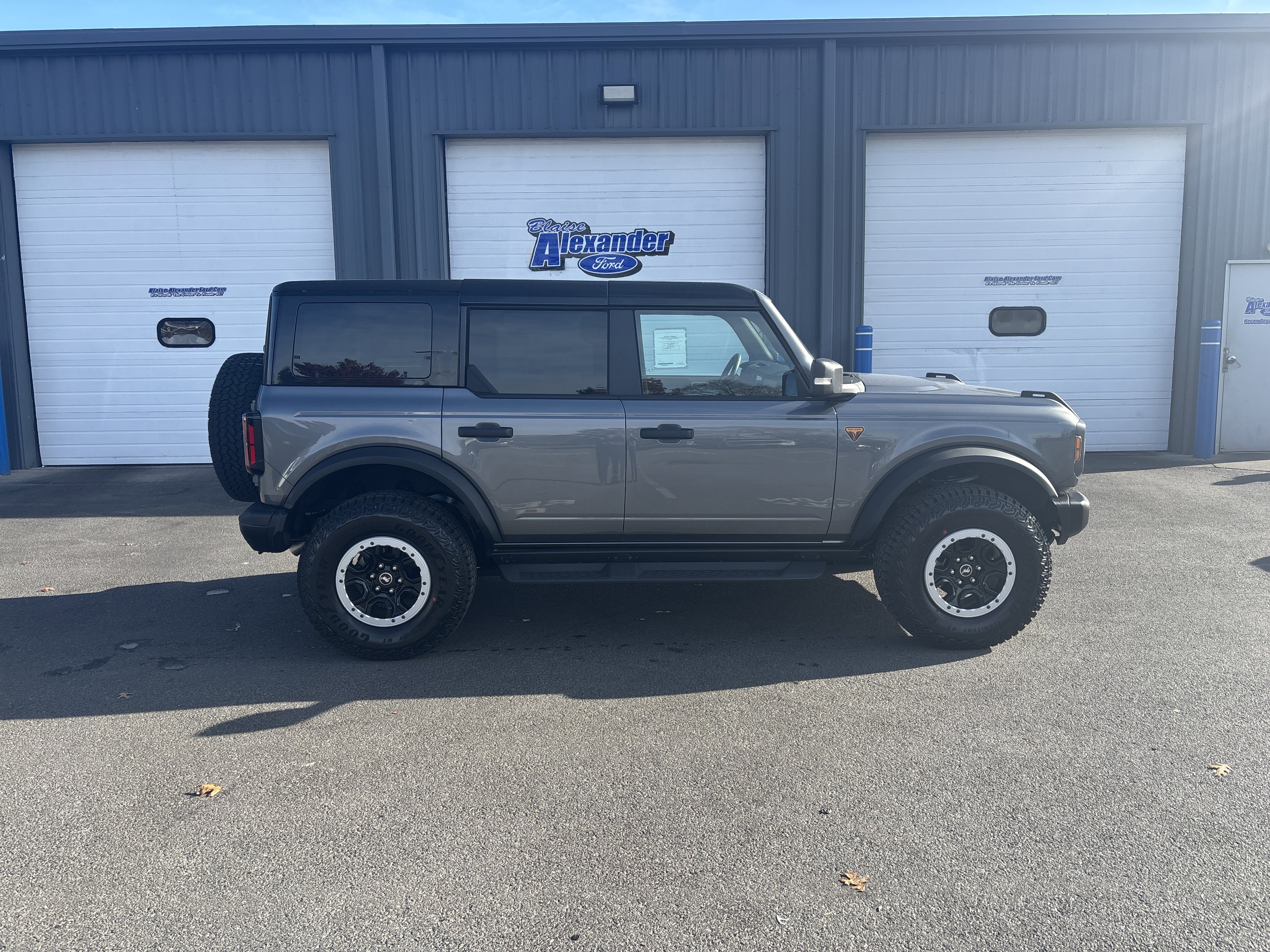 New 2025 Ford Bronco Badlands image 2