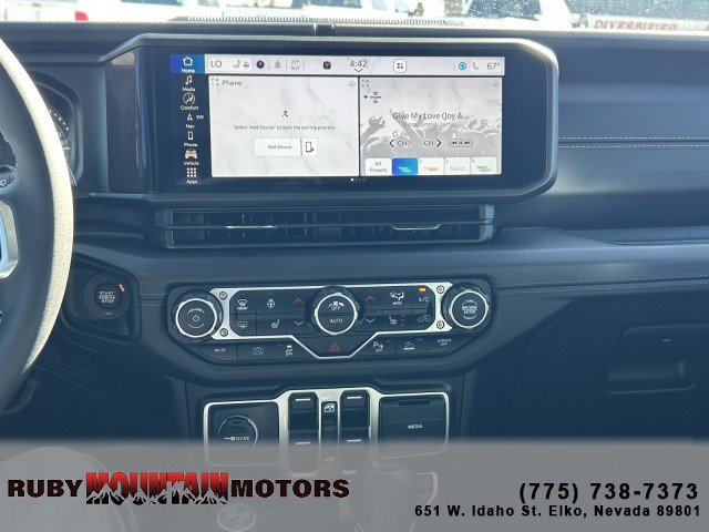Used 2025 Jeep Wrangler Unlimited Sahara AWD/4WD image 17