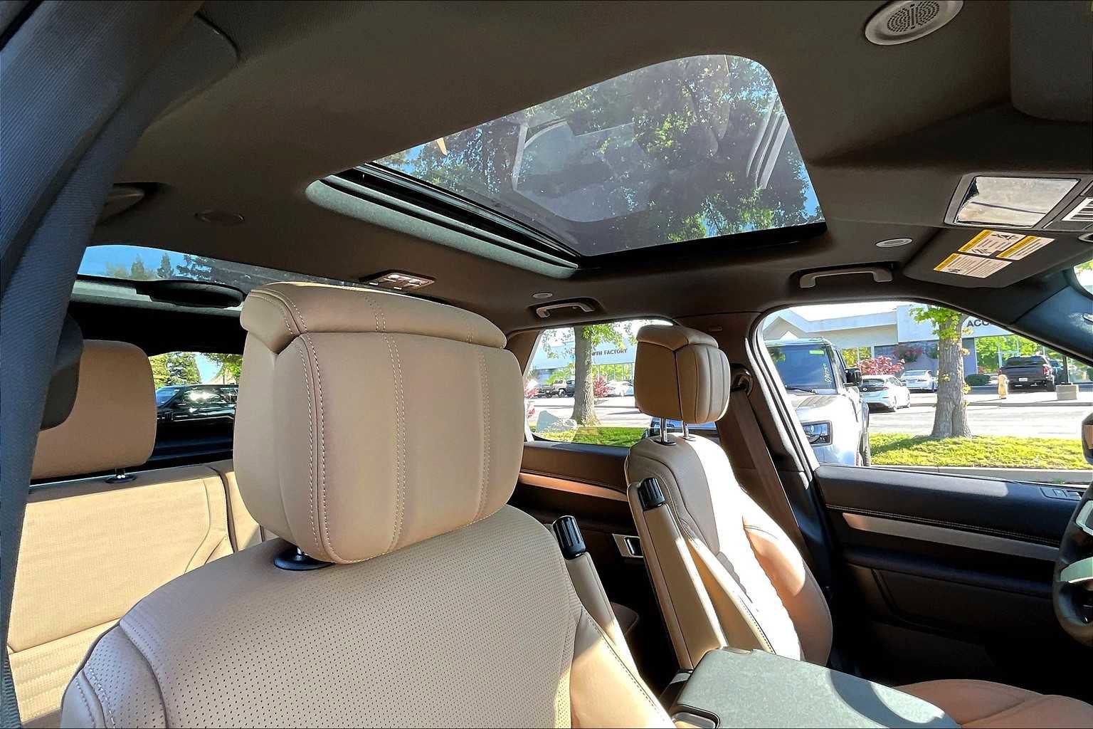 New 2025 Land Rover Discovery Dynamic SE image 29