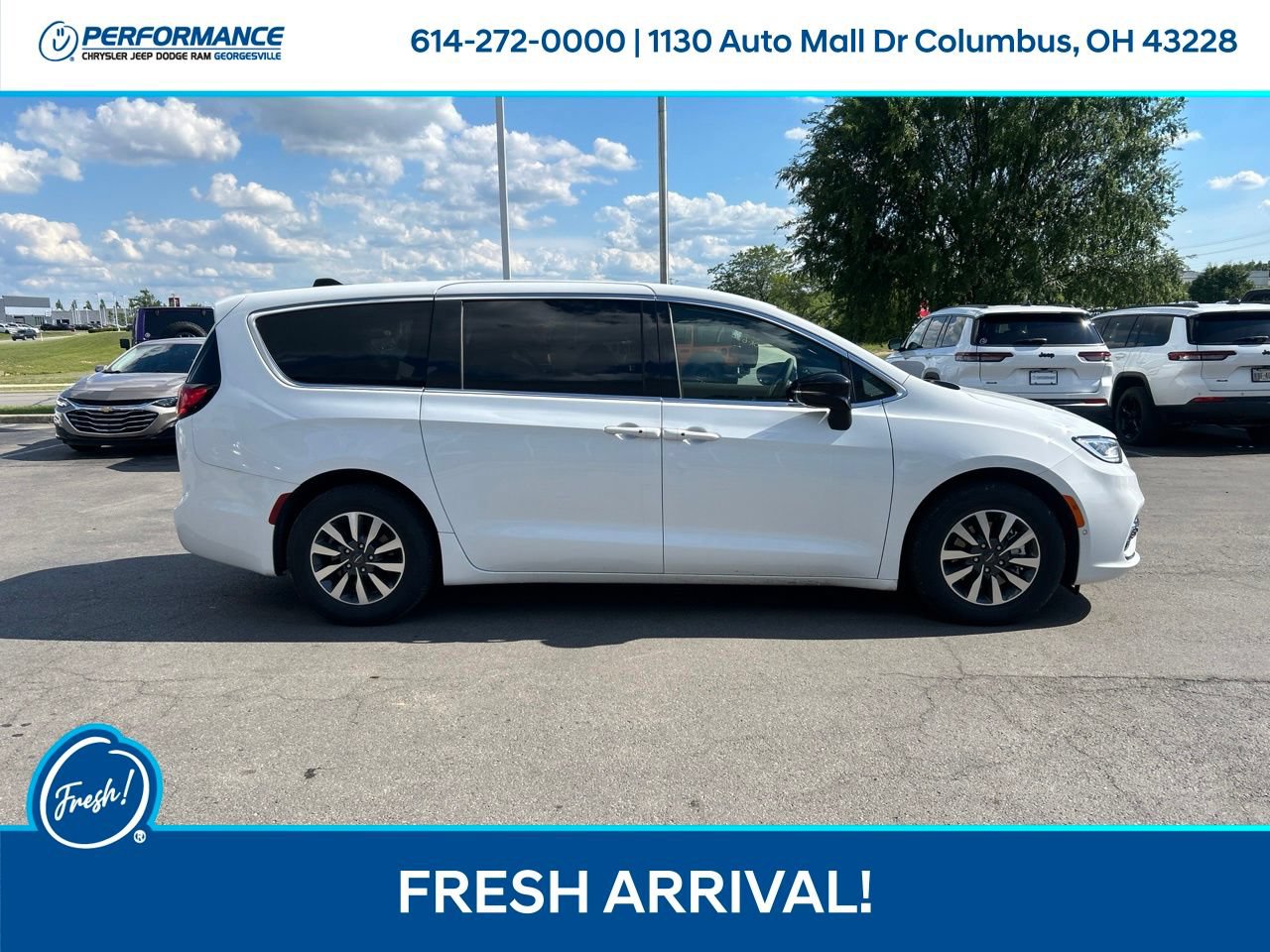 Used 2026 Chrysler Pacifica Select FWD image 3