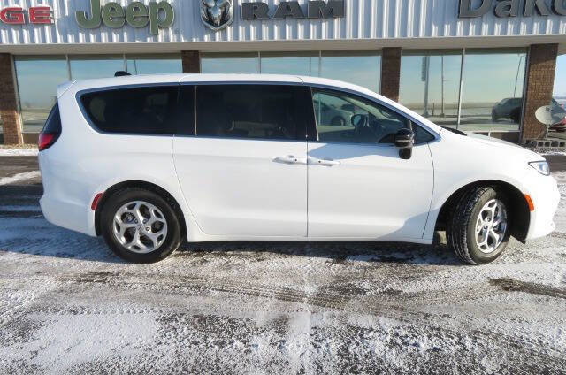 Used 2024 Chrysler Pacifica Limited w/ Trailer Tow Group image 1