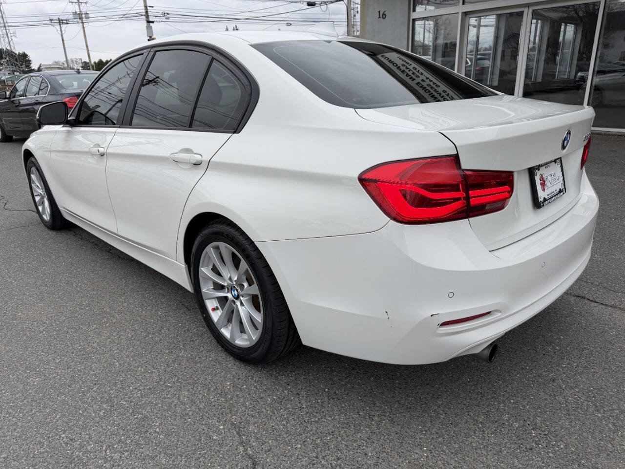 Used 2017 BMW 320i Sedan w/ Driver Assistance Package RWD image 5