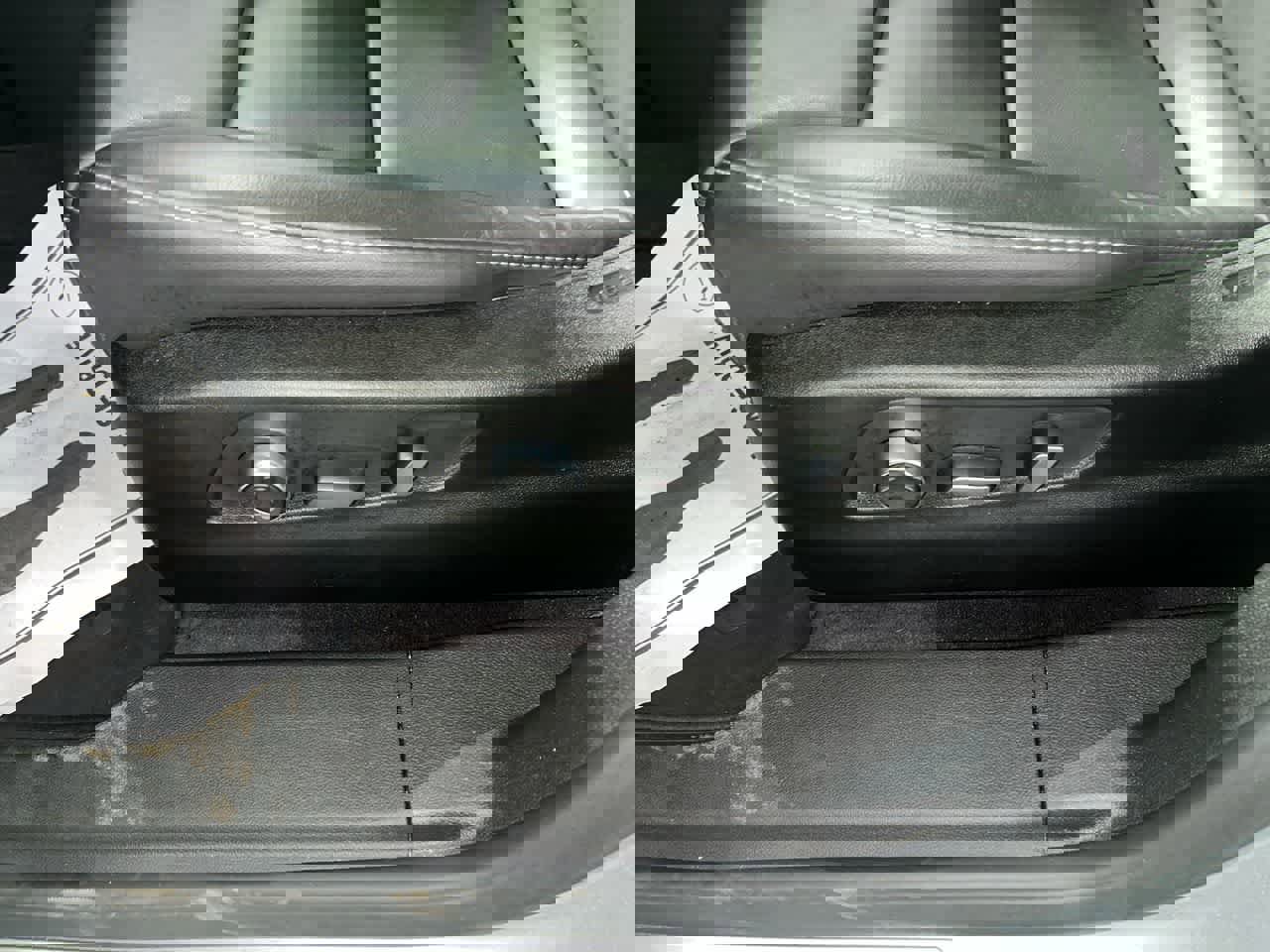 Used 2025 Cadillac XT4 Premium Luxury image 14