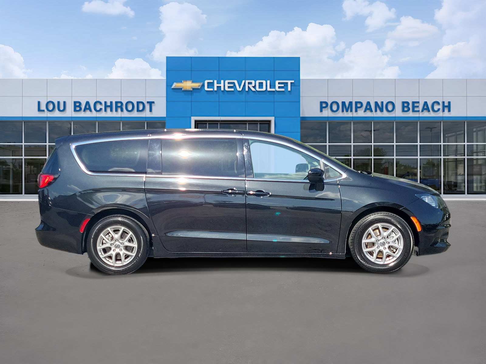 Used 2023 Chrysler Voyager LX FWD image 2