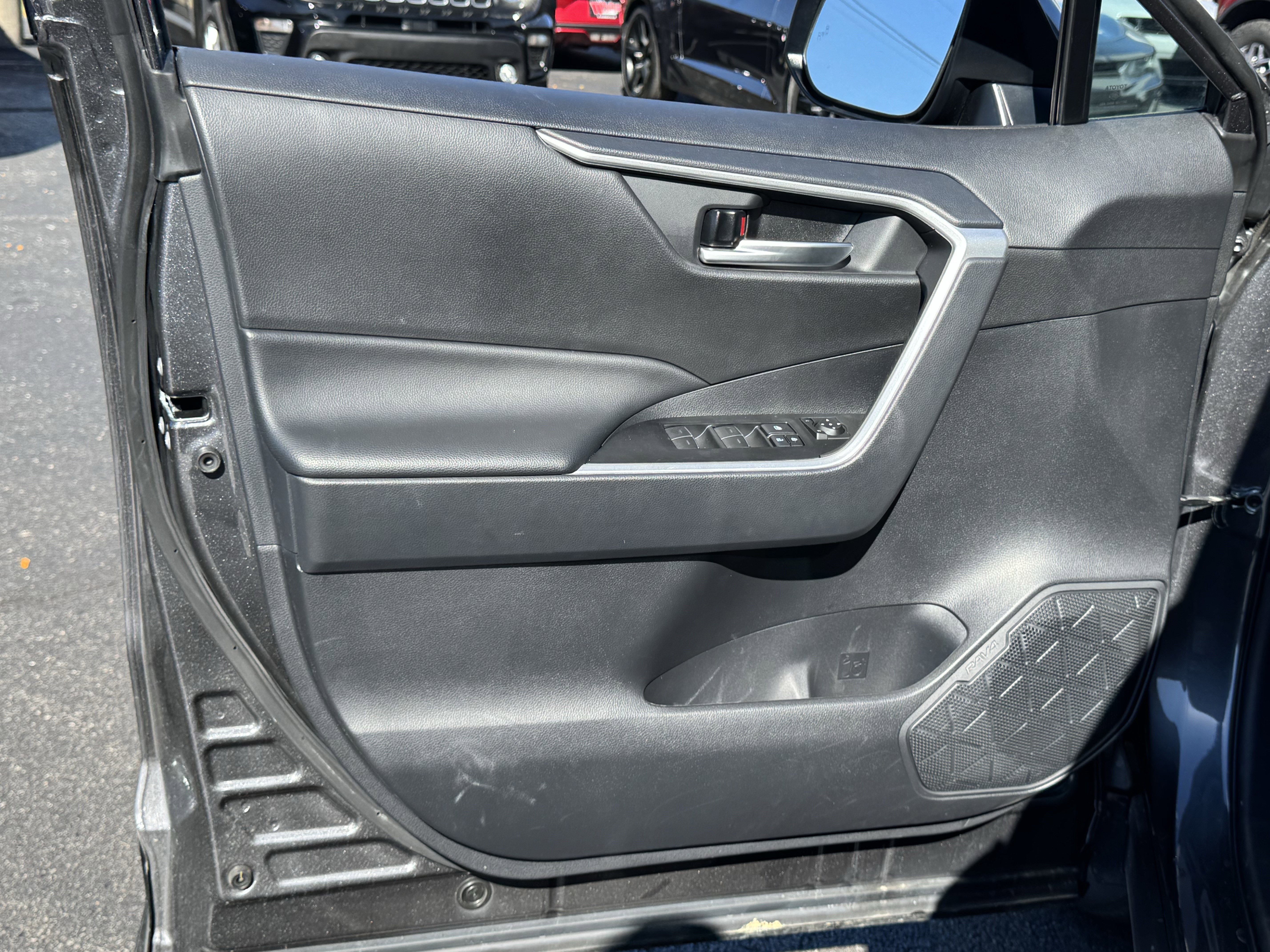 Used 2025 Toyota RAV4 SE image 23