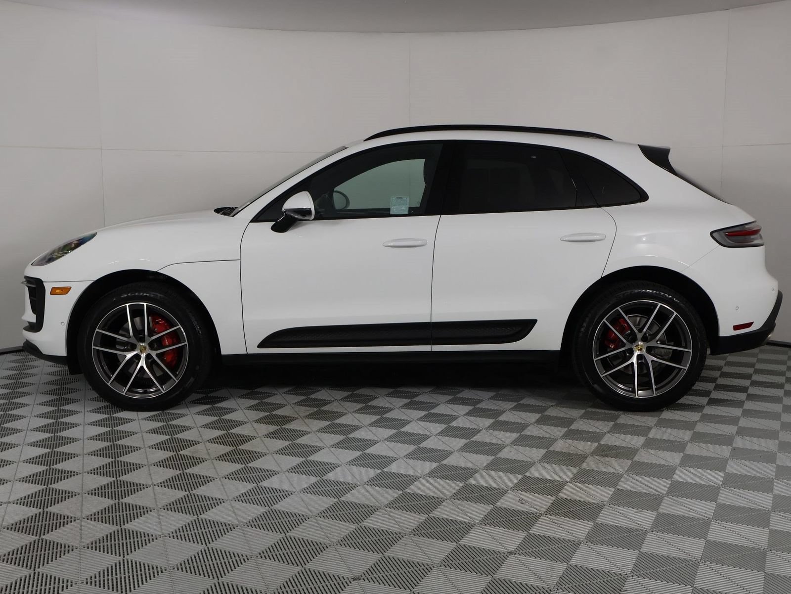 Certified 2023 Porsche Macan S AWD/4WD image 2