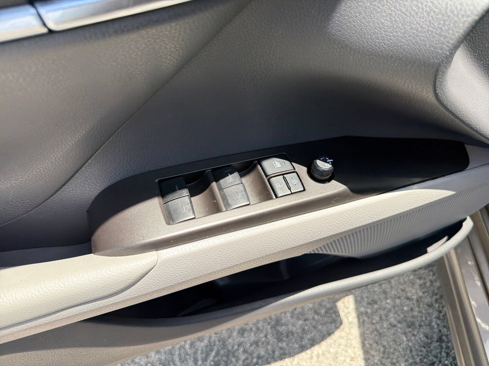 Used 2022 Toyota Camry SE w/ Convenience Package FWD image 30