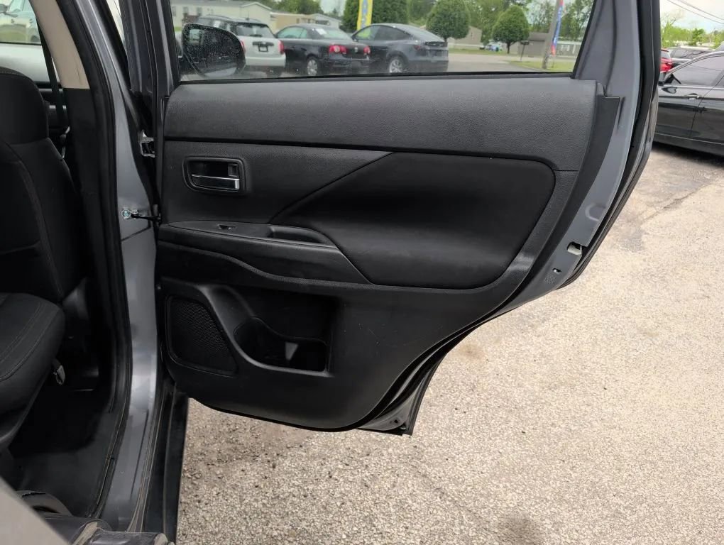 Used 2019 Mitsubishi Outlander ES FWD image 16