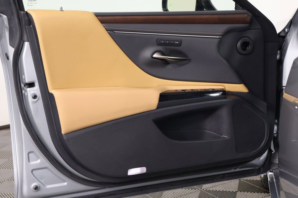 Used 2024 Lexus ES 300h w/ Premium Package image 12