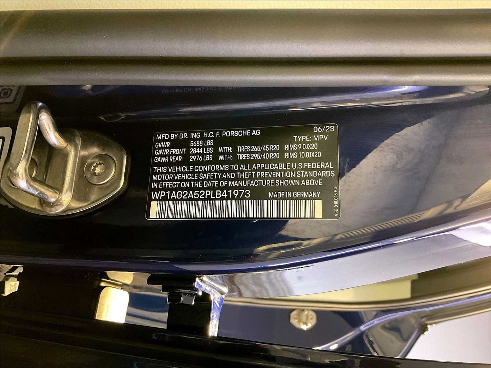 Certified 2023 Porsche Macan S AWD/4WD image 36