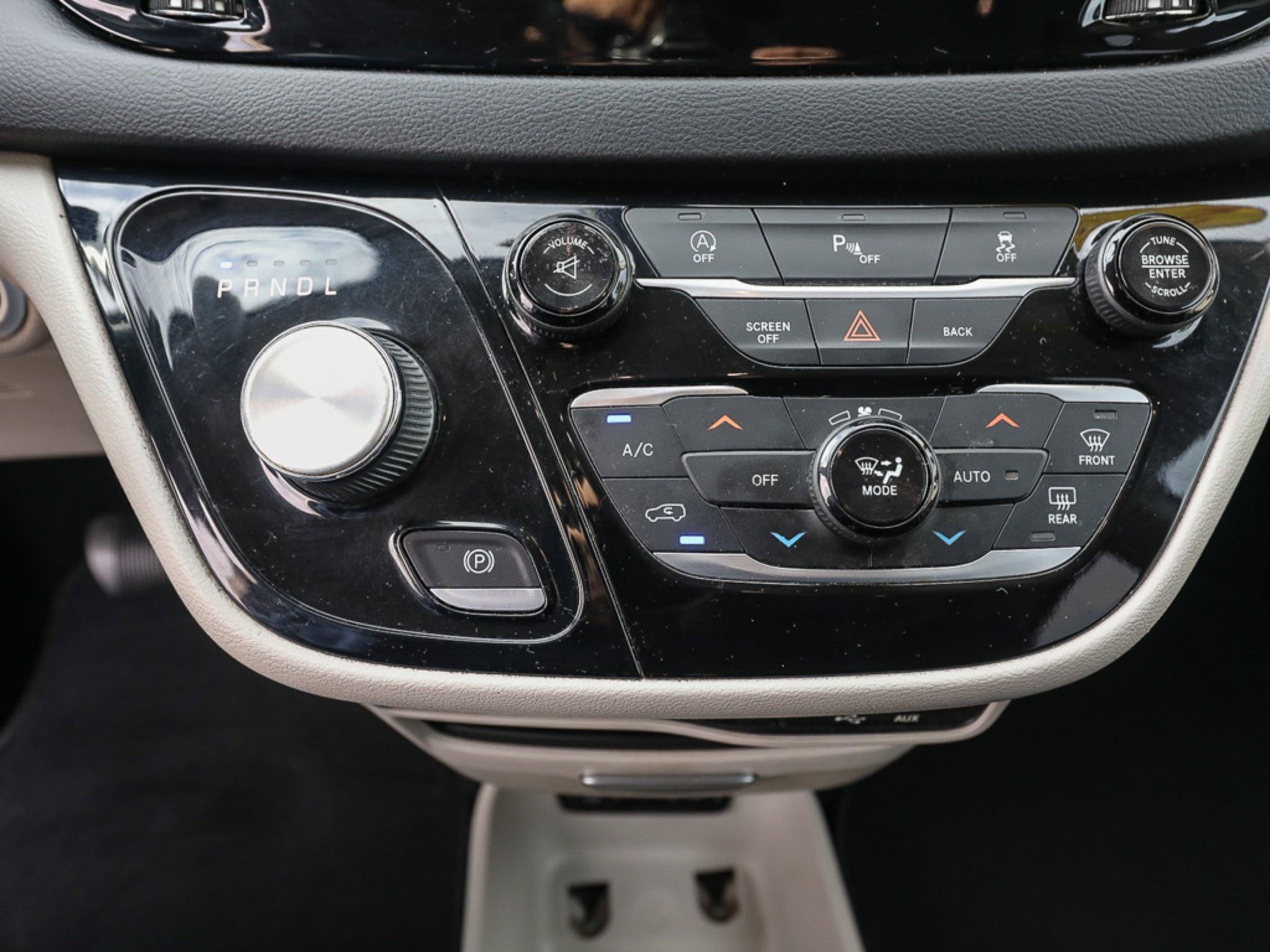 Used 2017 Chrysler Pacifica Touring-L FWD image 18