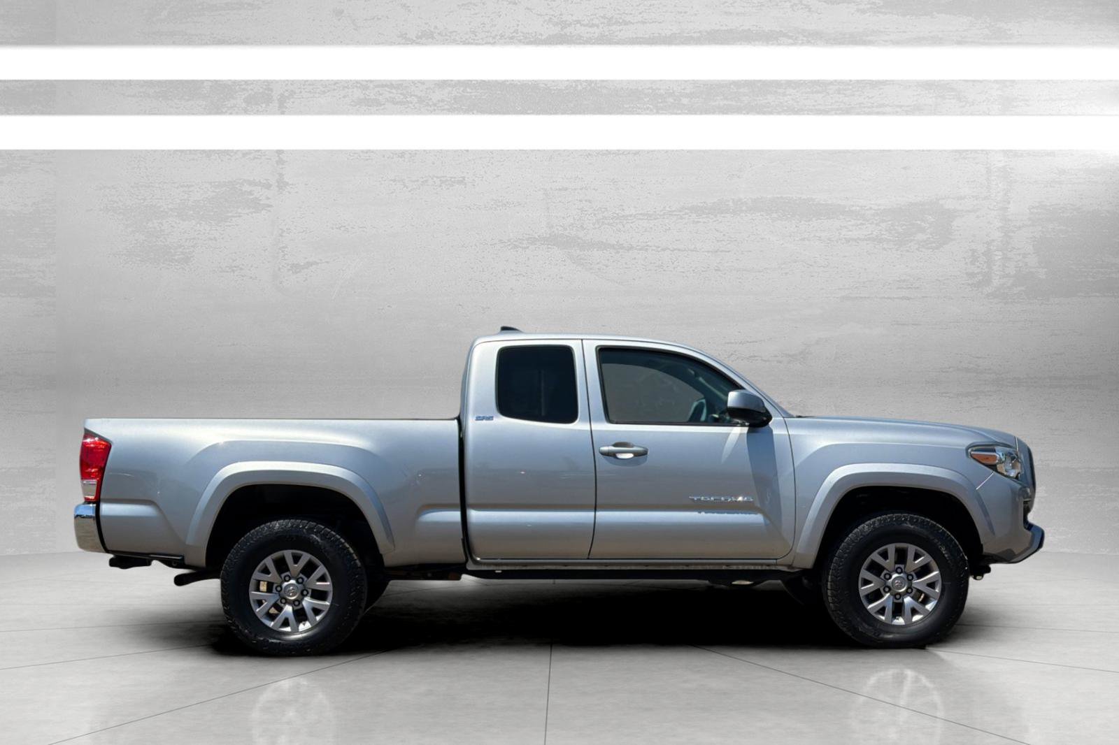 Used 2016 Toyota Tacoma SR5 RWD image 4