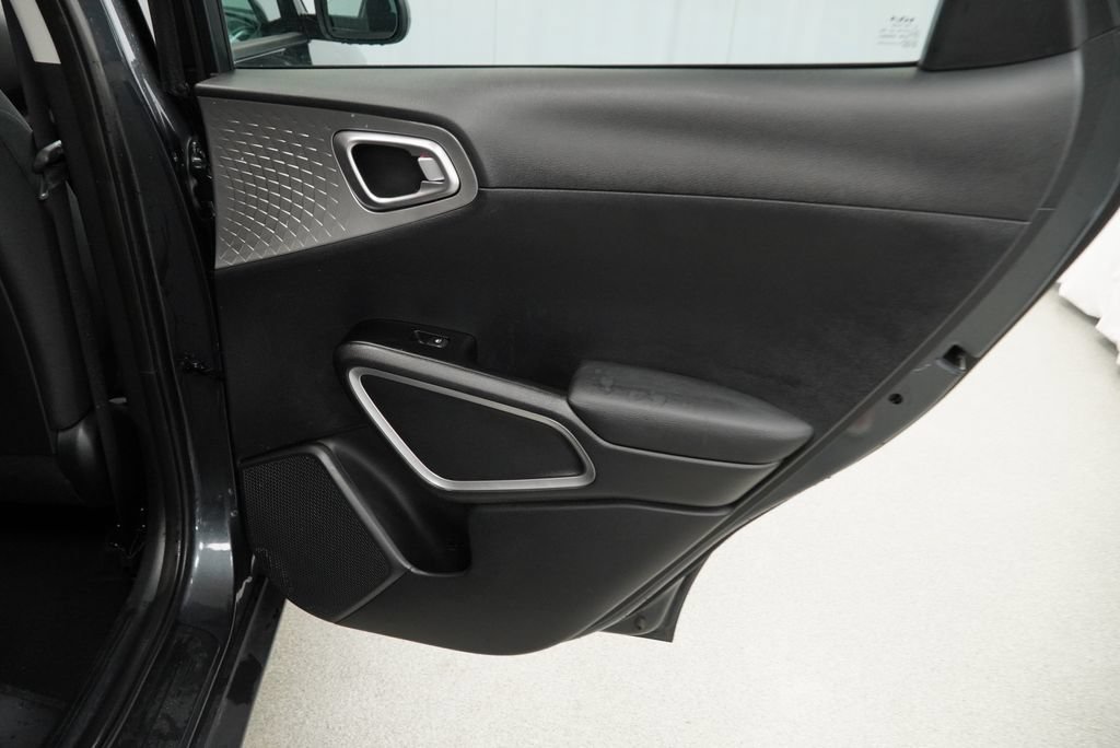 Used 2025 Kia Soul LX w/ LX Technology Package FWD image 27