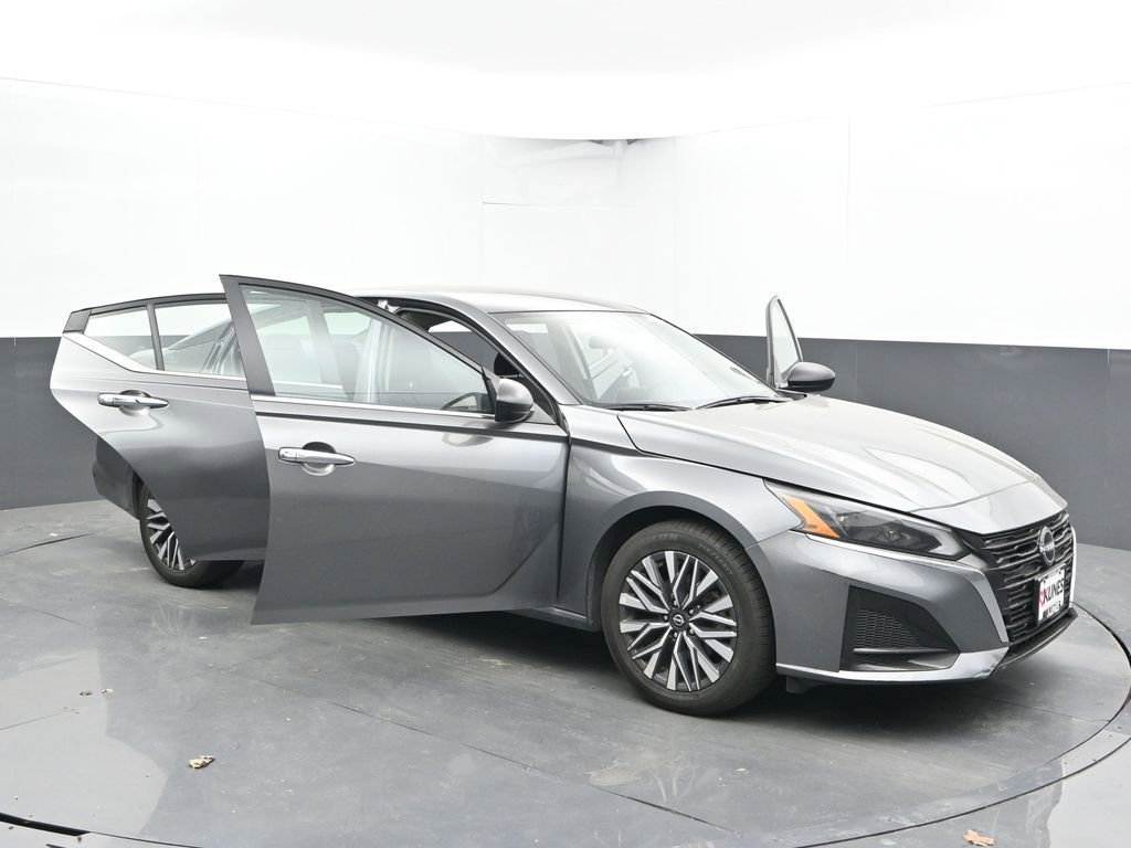Used 2024 Nissan Altima 2.5 SV AWD/4WD image 33