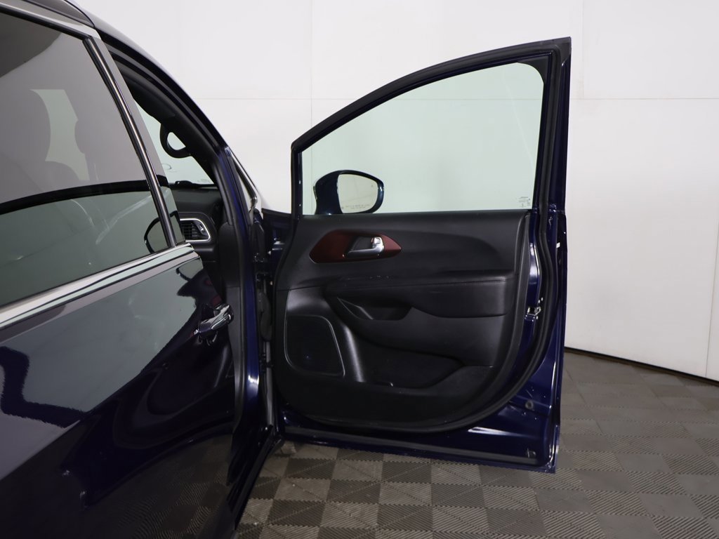 Used 2020 Chrysler Pacifica Limited image 20