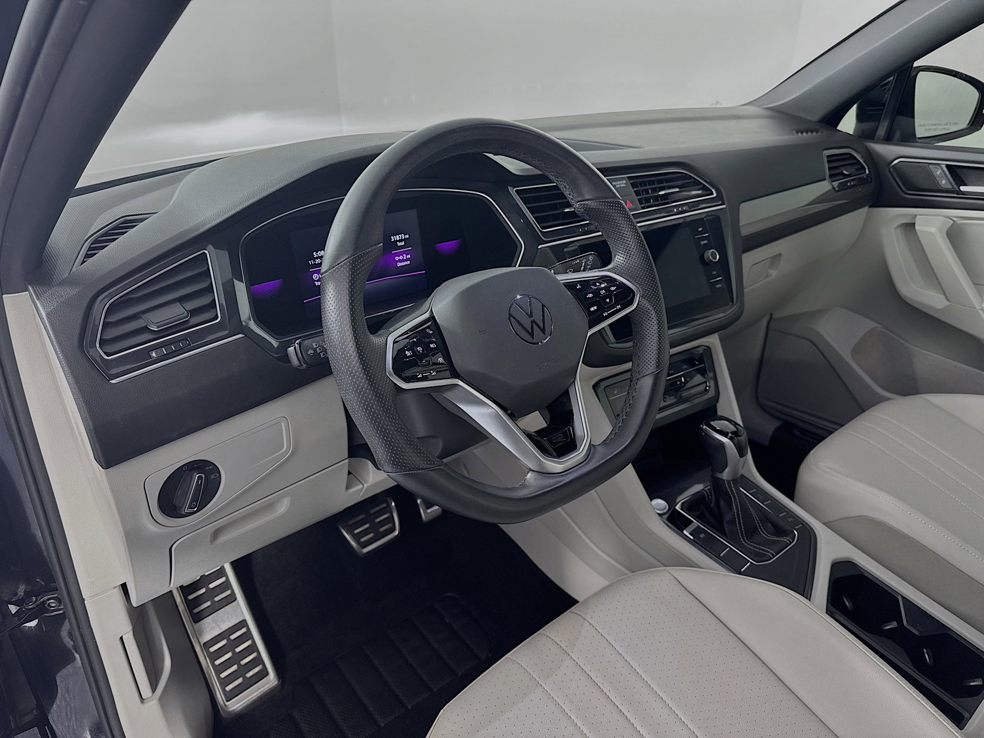 Used 2022 Volkswagen Tiguan SE R-Line image 9