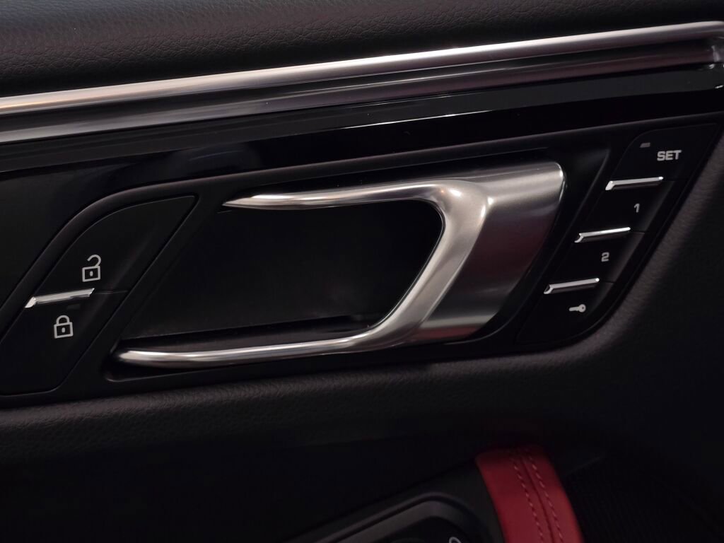 Certified 2025 Porsche Macan image 30