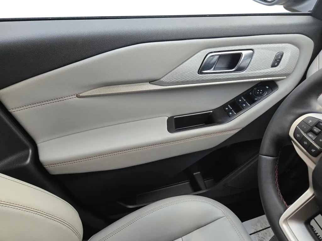 New 2026 Ford Explorer Active w/ Active Comfort Package image 12