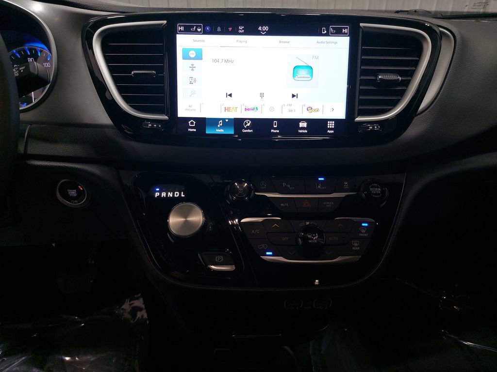 Used 2025 Chrysler Pacifica Select image 22