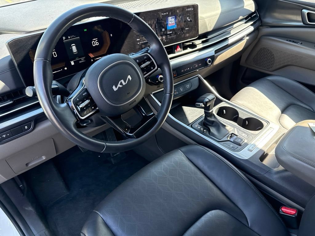 Used 2025 Kia Carnival FWD image 25