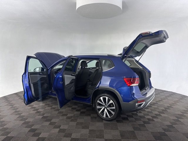 Used 2023 Volkswagen Taos SE w/ Panoramic Sunroof Package image 14