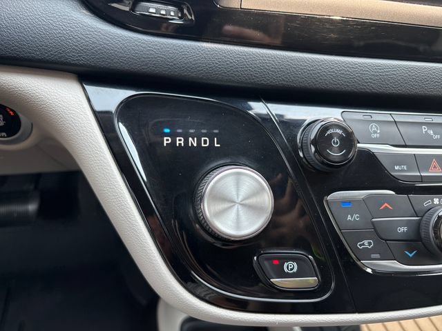 Used 2019 Chrysler Pacifica Touring-L FWD image 22