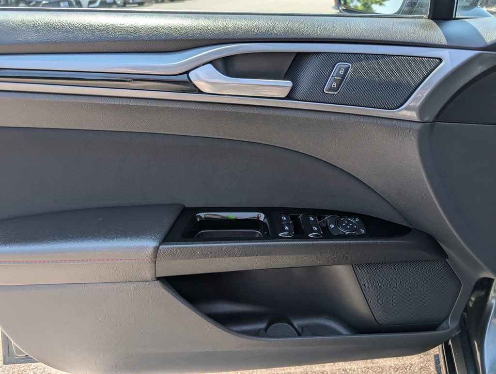 Used 2015 Ford Fusion SE w/ Equipment Group 201A FWD image 12
