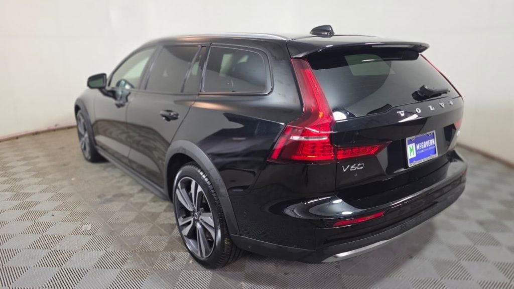 Used 2025 Volvo V60 B5 Cross Country Plus image 4