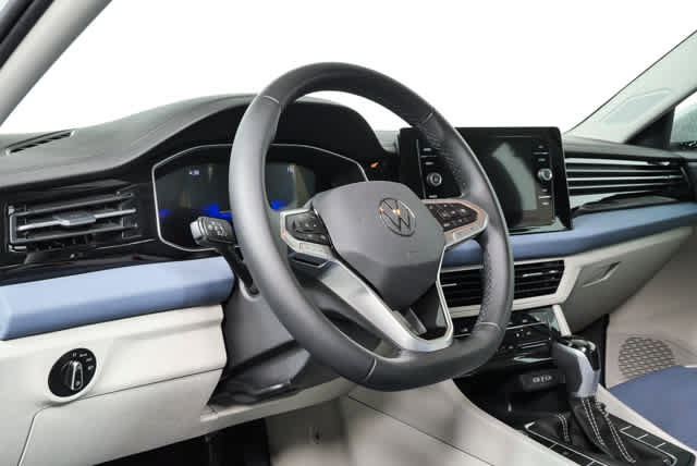 Certified 2025 Volkswagen Jetta SE w/ Black Wheel Package FWD image 7