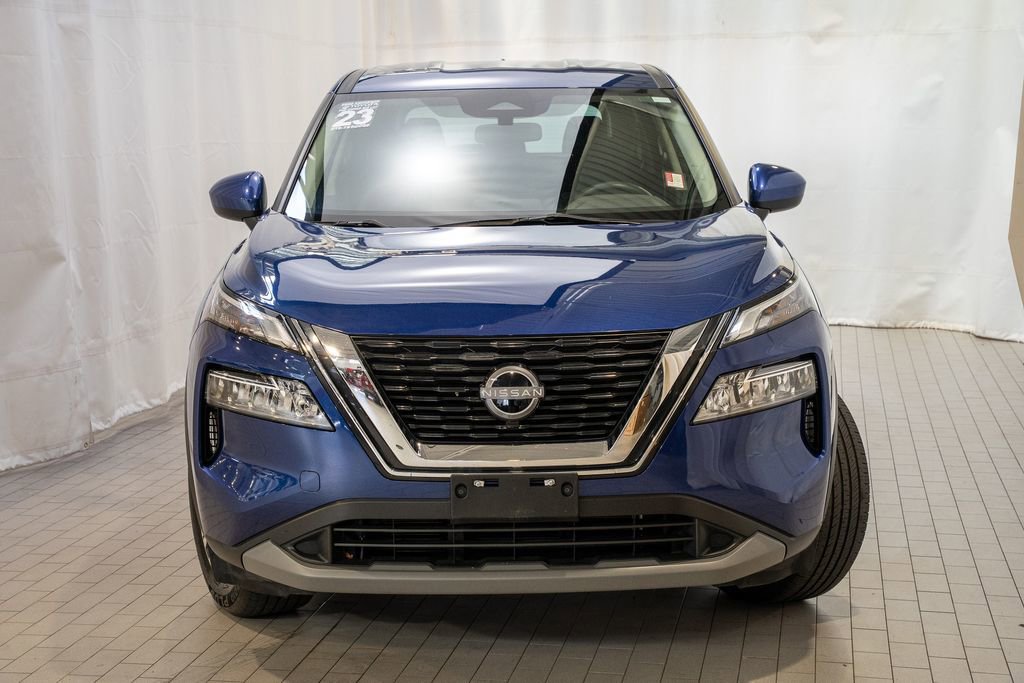 Used 2023 Nissan Rogue SV image 2