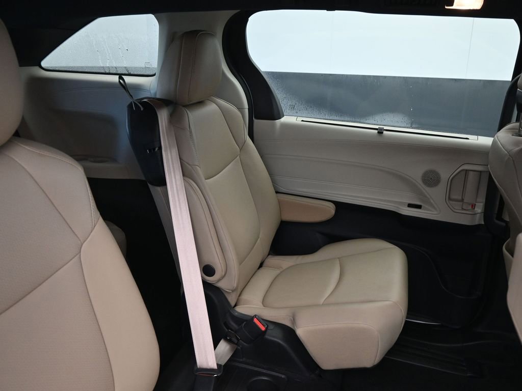 Used 2021 Toyota Sienna XLE image 18