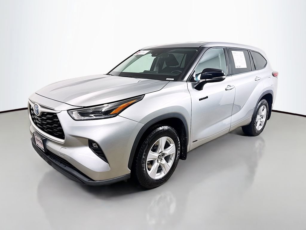 Used 2021 Toyota Highlander LE AWD/4WD image 3