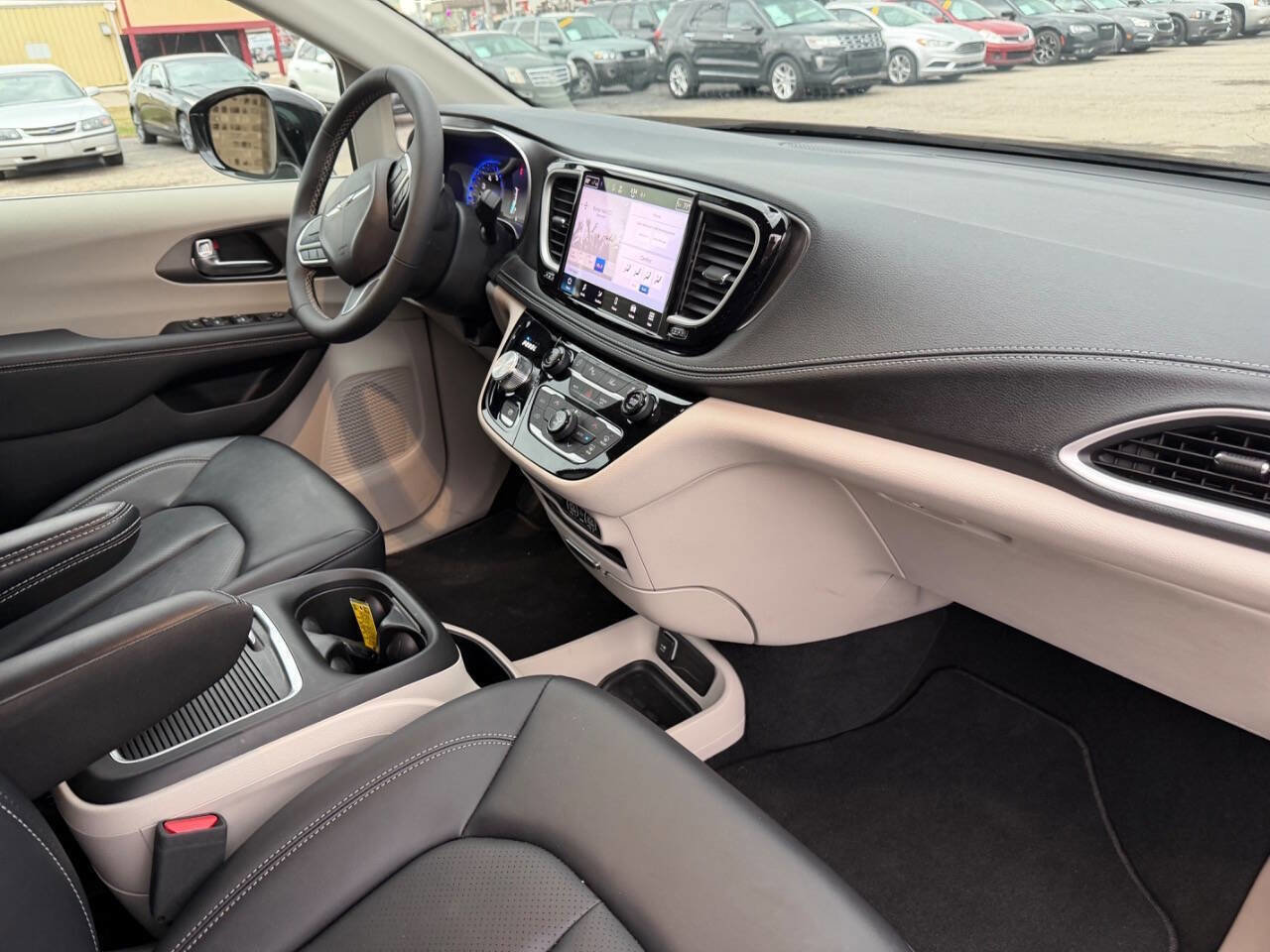 Used 2024 Chrysler Pacifica Touring-L FWD image 17