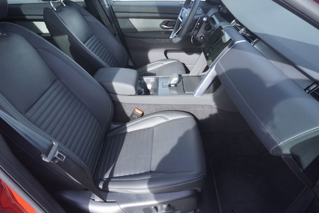 Used 2025 Land Rover Discovery Sport Dynamic SE image 23