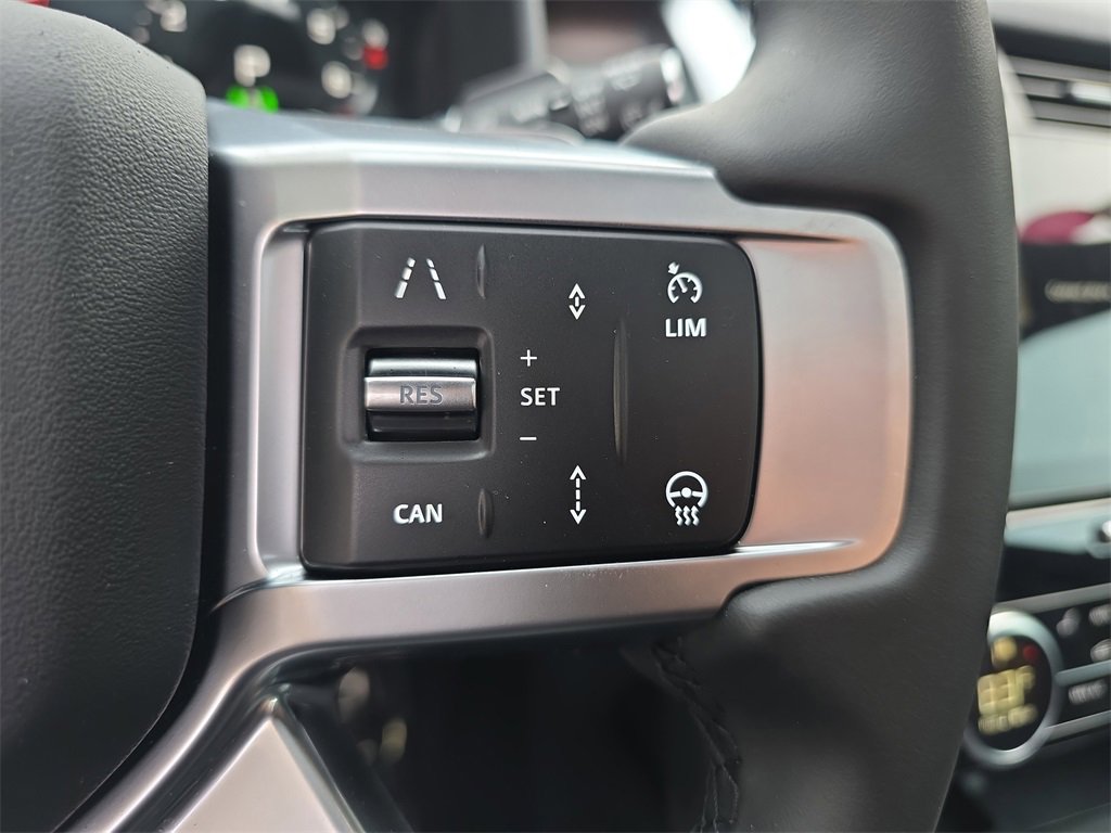 New 2025 Land Rover Discovery Dynamic SE image 19